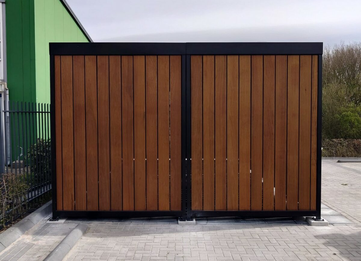 Fietsoverkapping plaatsen: vergunning nodig of niet? 3 Afsluitbare fietsoverkapping met een hoogte van 295cm en FSC houten wanden. 8.5 x 4.5m vergunningsplichtig.